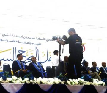 تتواصل الآن عملية تكريم طلاب جامعة حضرموت