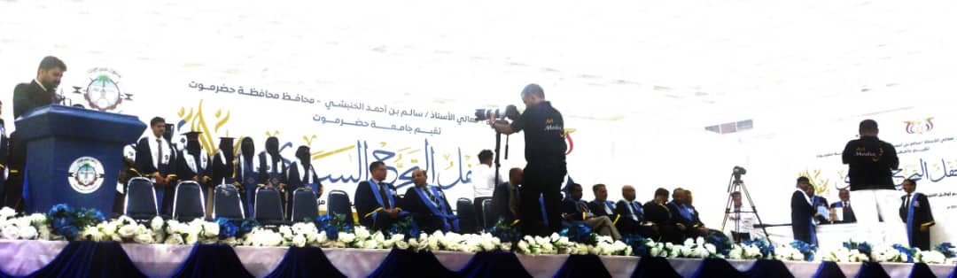 تتواصل الآن عملية تكريم طلاب جامعة حضرموت