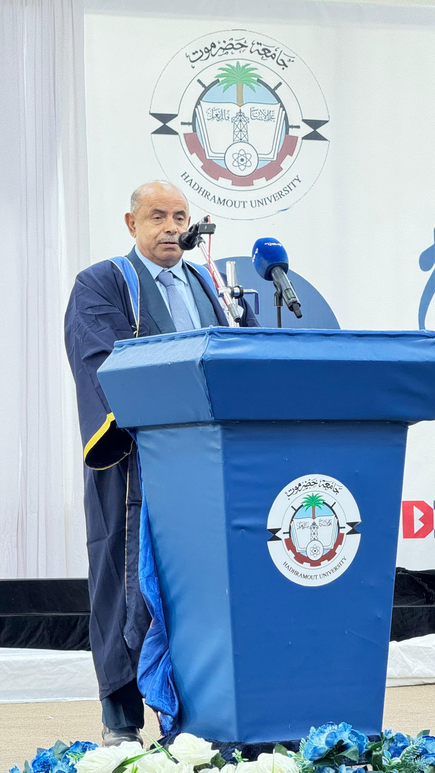 محافظ حضرموت يشهد حفل تخرج 2124 طالبًا وطالبة1