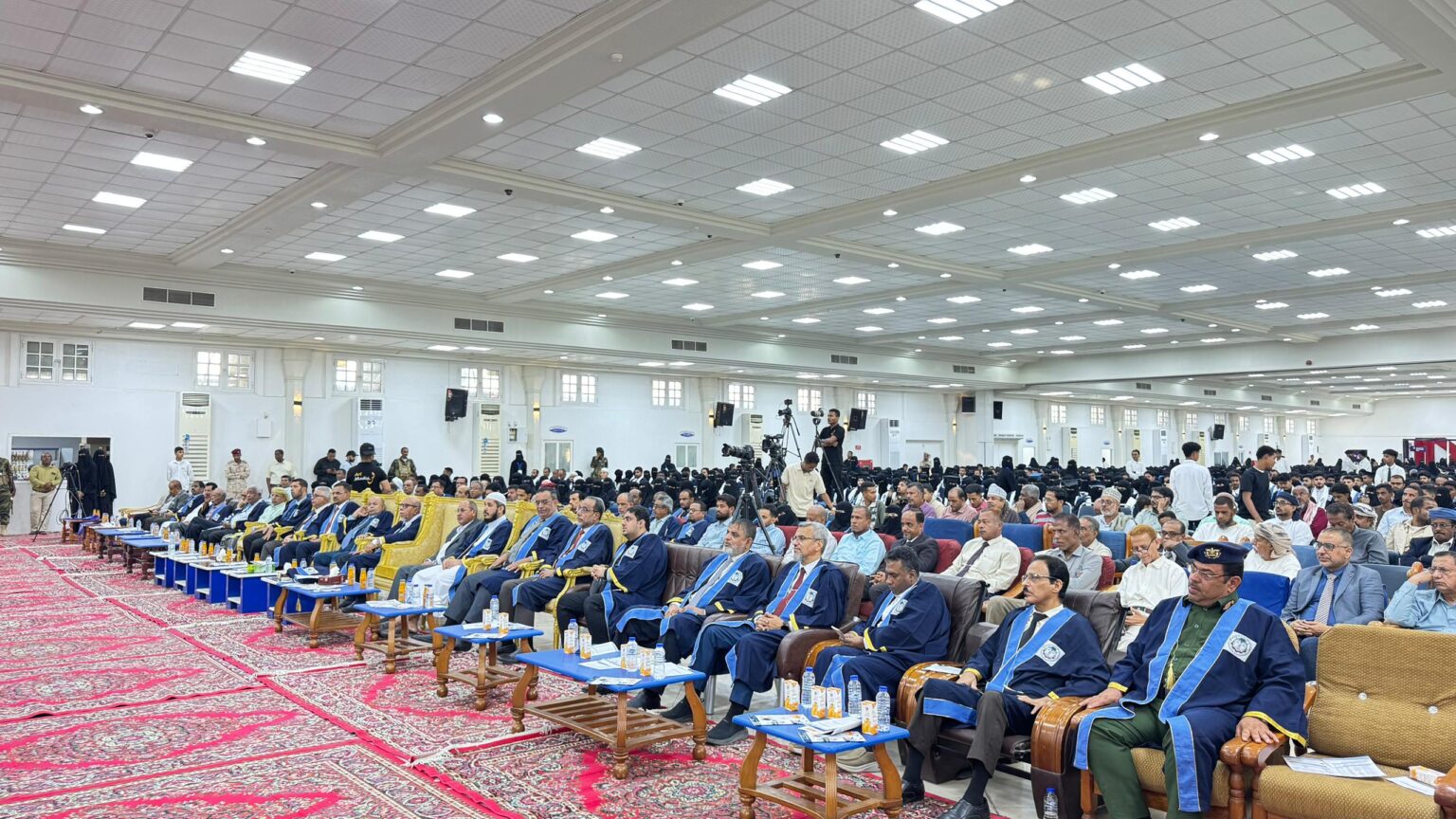 محافظ حضرموت يشهد حفل تخرج 2124 طالبًا وطالبة2