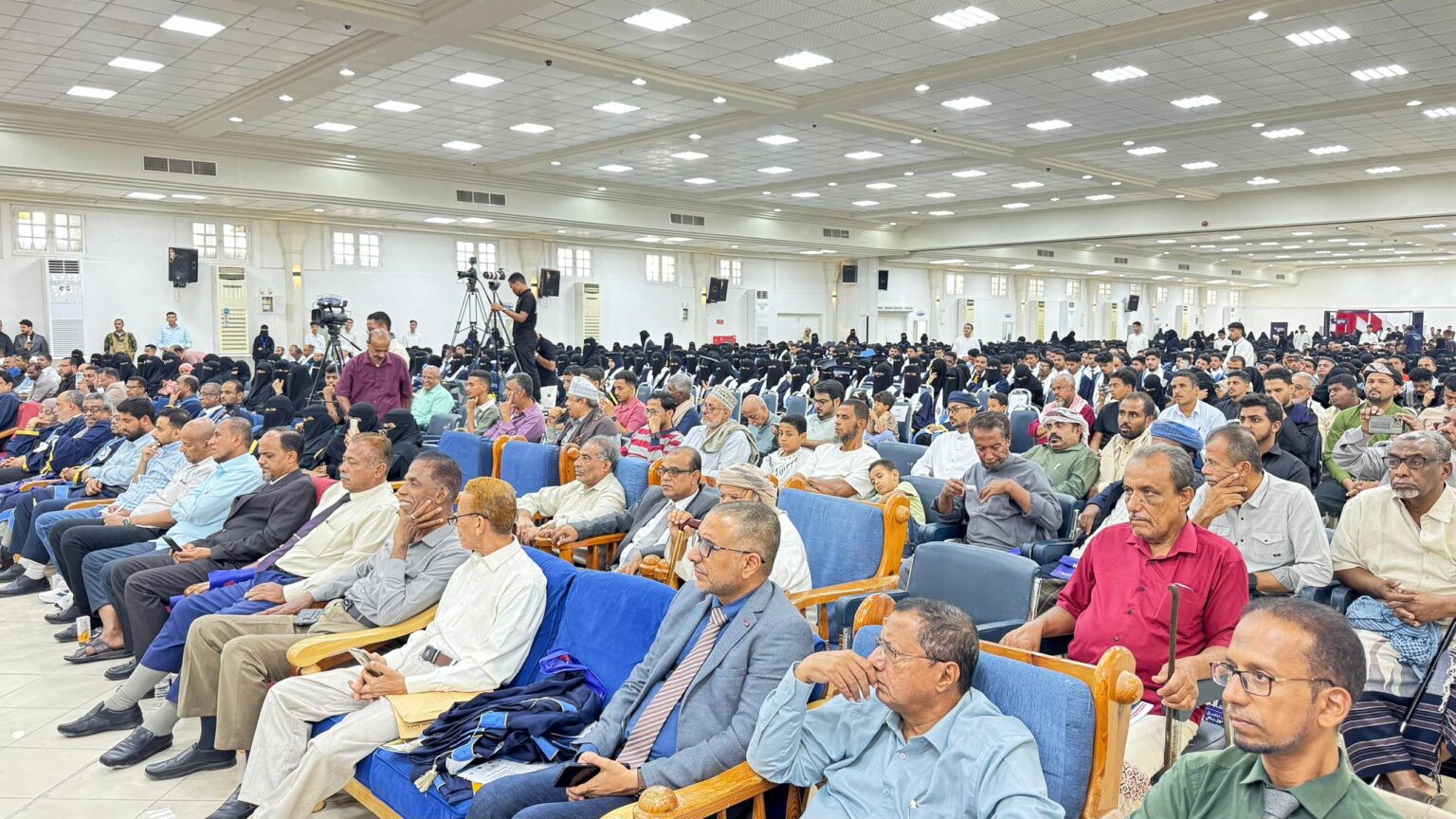 محافظ حضرموت يشهد حفل تخرج 2124 طالبًا وطالبة4