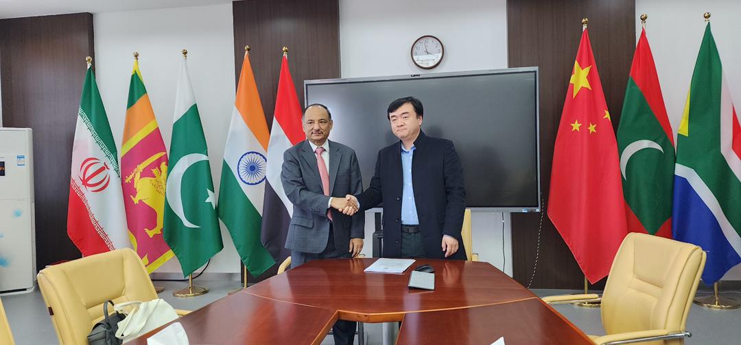 بالتنسيق مع عدد من رؤساء الجامعات اليمنية د. الأحمدي يزور جامعة داليان الصينية1