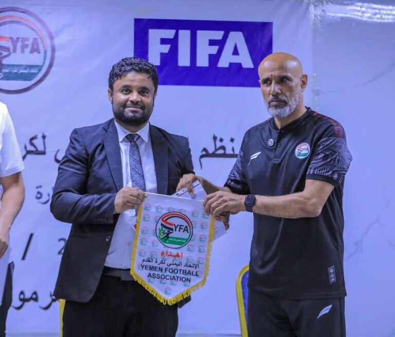 الاتحاد اليمني لكرة القدم يُكرِّم مركز طب الأسرة بجامعة حضرموت لنجاح استضافة الدورة الدولية للمحاضرين1