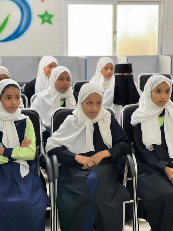 طالبات جامعة حضرموت يقدمن ندوة تفاعلية عن الذكاء الاصطناعي لطلاب مدارس عظماء الأمة2