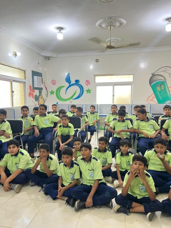 طالبات جامعة حضرموت يقدمن ندوة تفاعلية عن الذكاء الاصطناعي لطلاب مدارس عظماء الأمة3