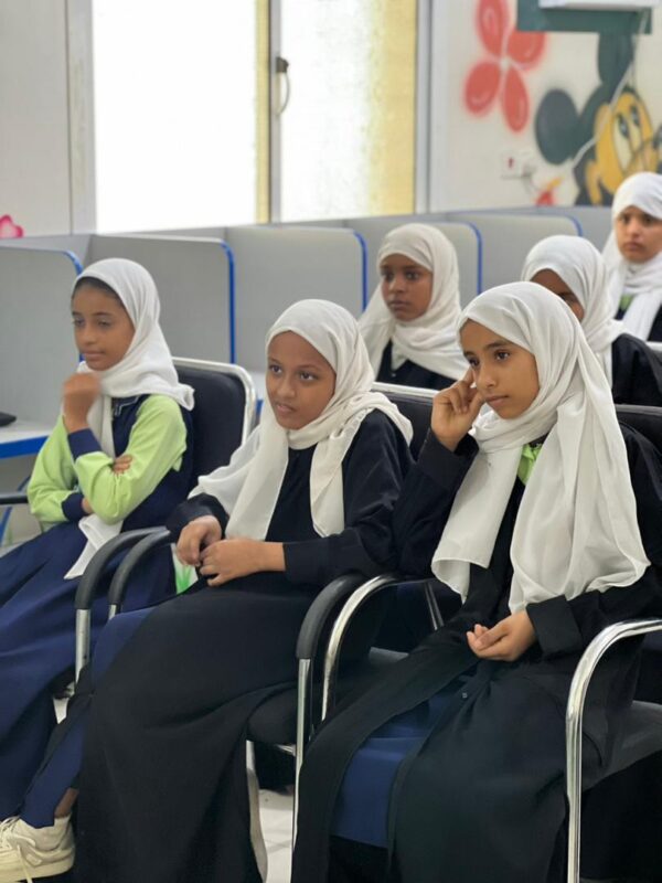 طالبات جامعة حضرموت يقدمن ندوة تفاعلية عن الذكاء الاصطناعي لطلاب مدارس عظماء الأمة4