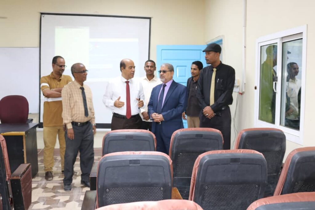 رئيس جامعة حضرموت يطلع على مشاريع تحسين البيئة العليمية ويدشن عدد من الأنشطة الطلابية التوعوية والثقافية ويفتتح وحدة التعليم المستمر بكلية التمريض 3 IMG 20251105 WA0010