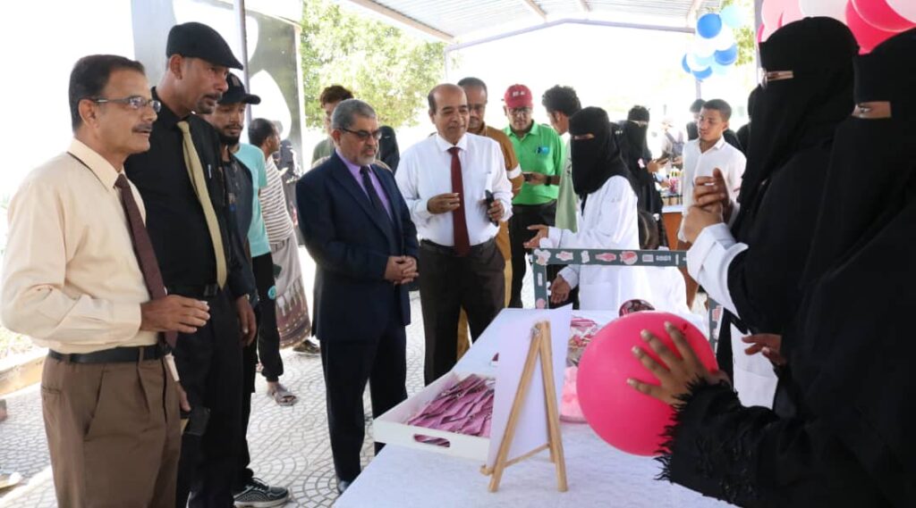 رئيس جامعة حضرموت يطلع على مشاريع تحسين البيئة العليمية ويدشن عدد من الأنشطة الطلابية التوعوية والثقافية ويفتتح وحدة التعليم المستمر بكلية التمريض 5 IMG 20251105 WA0012