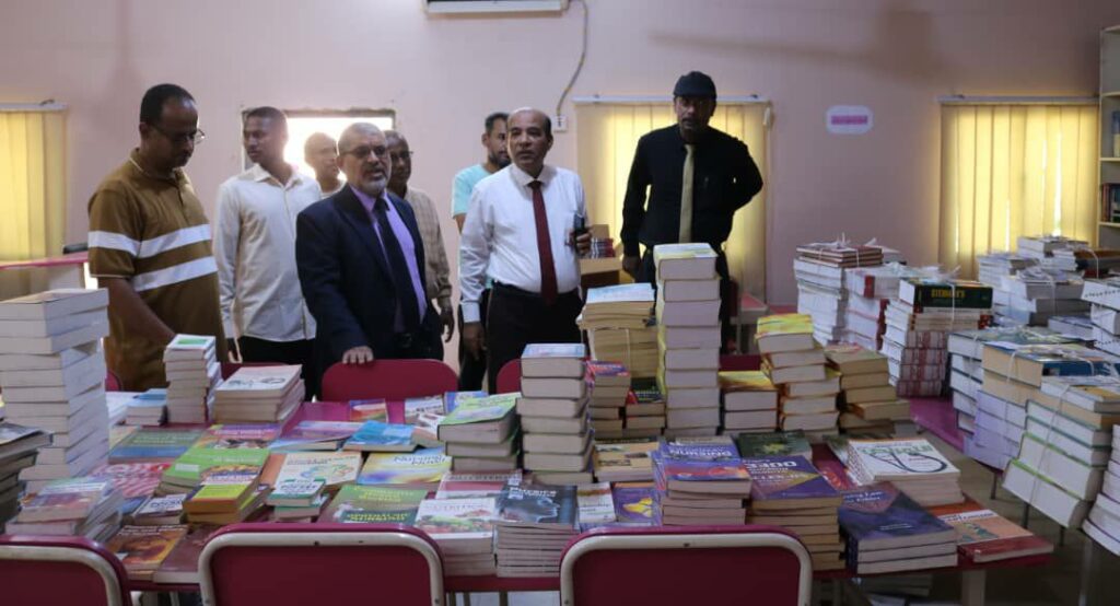 رئيس جامعة حضرموت يطلع على مشاريع تحسين البيئة العليمية ويدشن عدد من الأنشطة الطلابية التوعوية والثقافية ويفتتح وحدة التعليم المستمر بكلية التمريض 4 IMG 20251105 WA0013