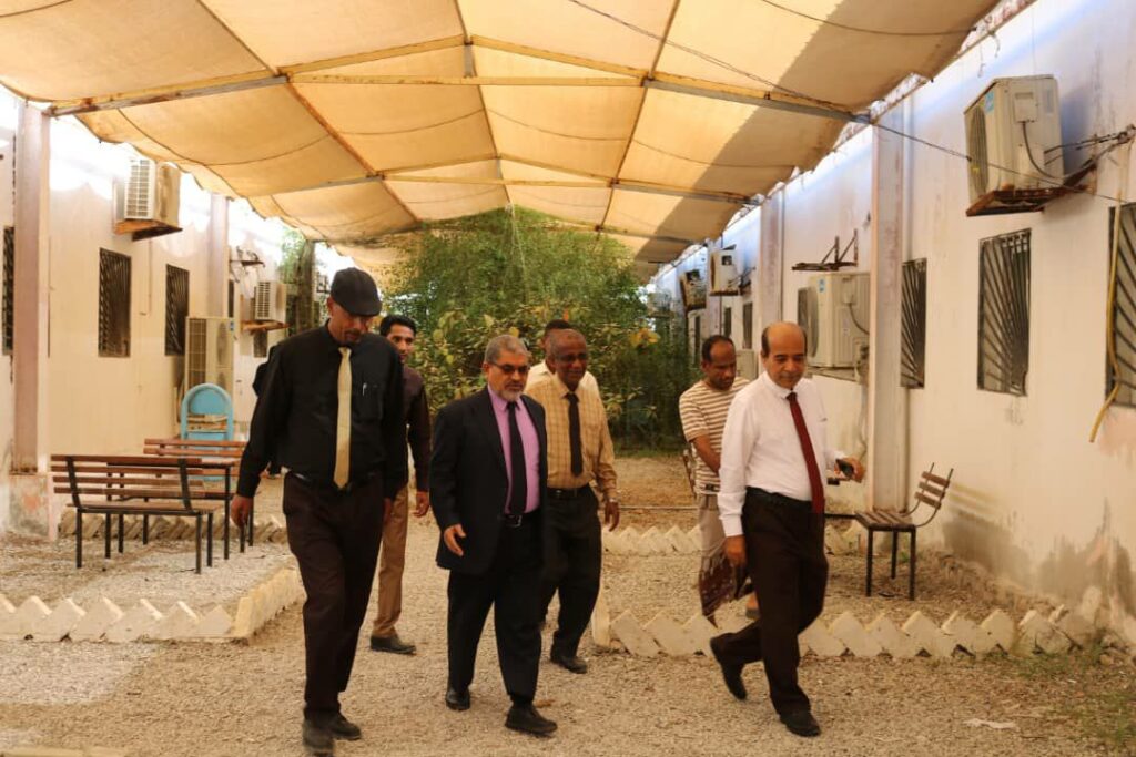 رئيس جامعة حضرموت يطلع على مشاريع تحسين البيئة العليمية ويدشن عدد من الأنشطة الطلابية التوعوية والثقافية ويفتتح وحدة التعليم المستمر بكلية التمريض 2 IMG 20251105 WA0014