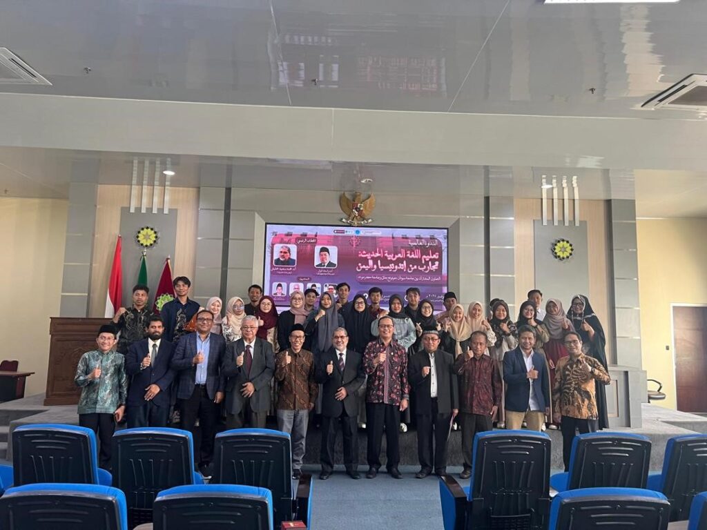 جامعة حضرموت تطلق برنامجًا لتعليم العربية لجامعيي شرق آسيا برعاية رئيسها 1 move 2