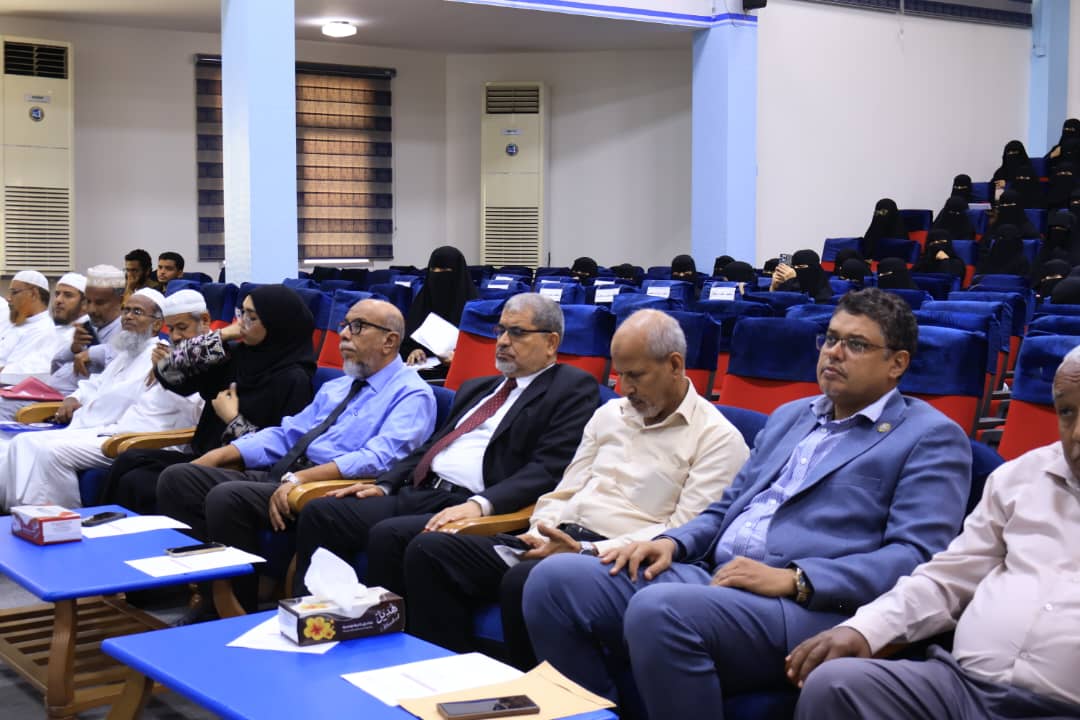 يحدث الآن. بحضور رئيس جامعة حضرموت أ.د. محمد خنبش ، ونائب رئيس الجامعة أ.د. سالم العوبثاني، والامين العام عبد الله عيديد بدأ حفل تدشين التصفيات النهائية لجوائز الإبداع الطلابي 2026م 1 IMG 20260413 WA0016