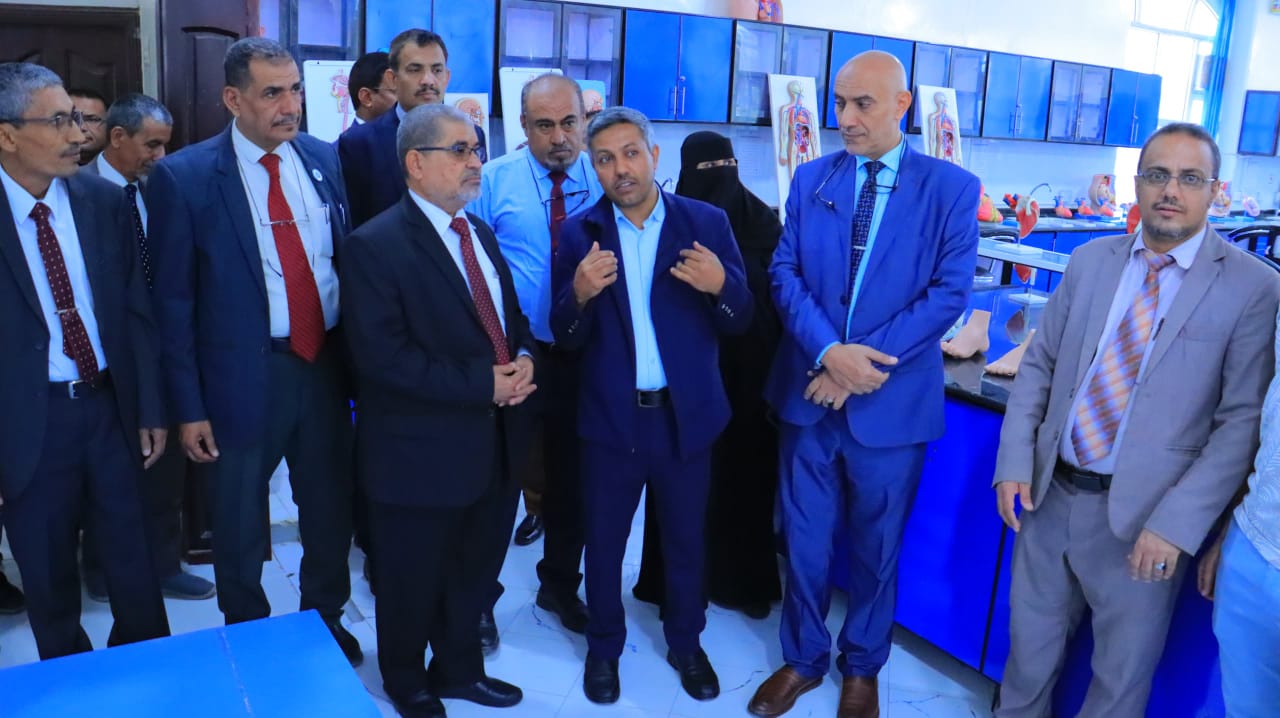 وفد اتحاد الجامعات العربية برئاسة رئيس جامعة حضرموت يزور جامعة إقليم سبأ لاستكمال انضمامها 1 PHOTO 2026 04 06 10 31 21