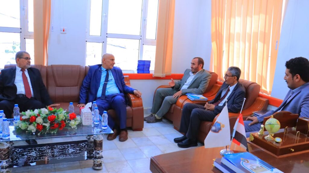 وفد اتحاد الجامعات العربية برئاسة رئيس جامعة حضرموت يزور جامعة إقليم سبأ لاستكمال انضمامها 2 PHOTO 2026 04 06 10 31 22 1