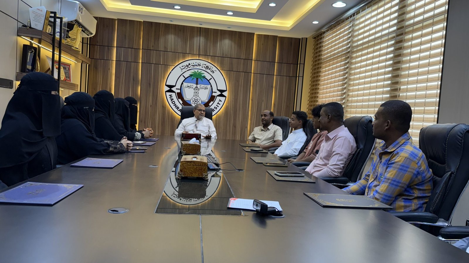 رئيس جامعة حضرموت يُكرّم الدفعة الأولى من متدربي دورة اللغة الصينية 1 Hadhramout University President Honors the First Cohort scaled