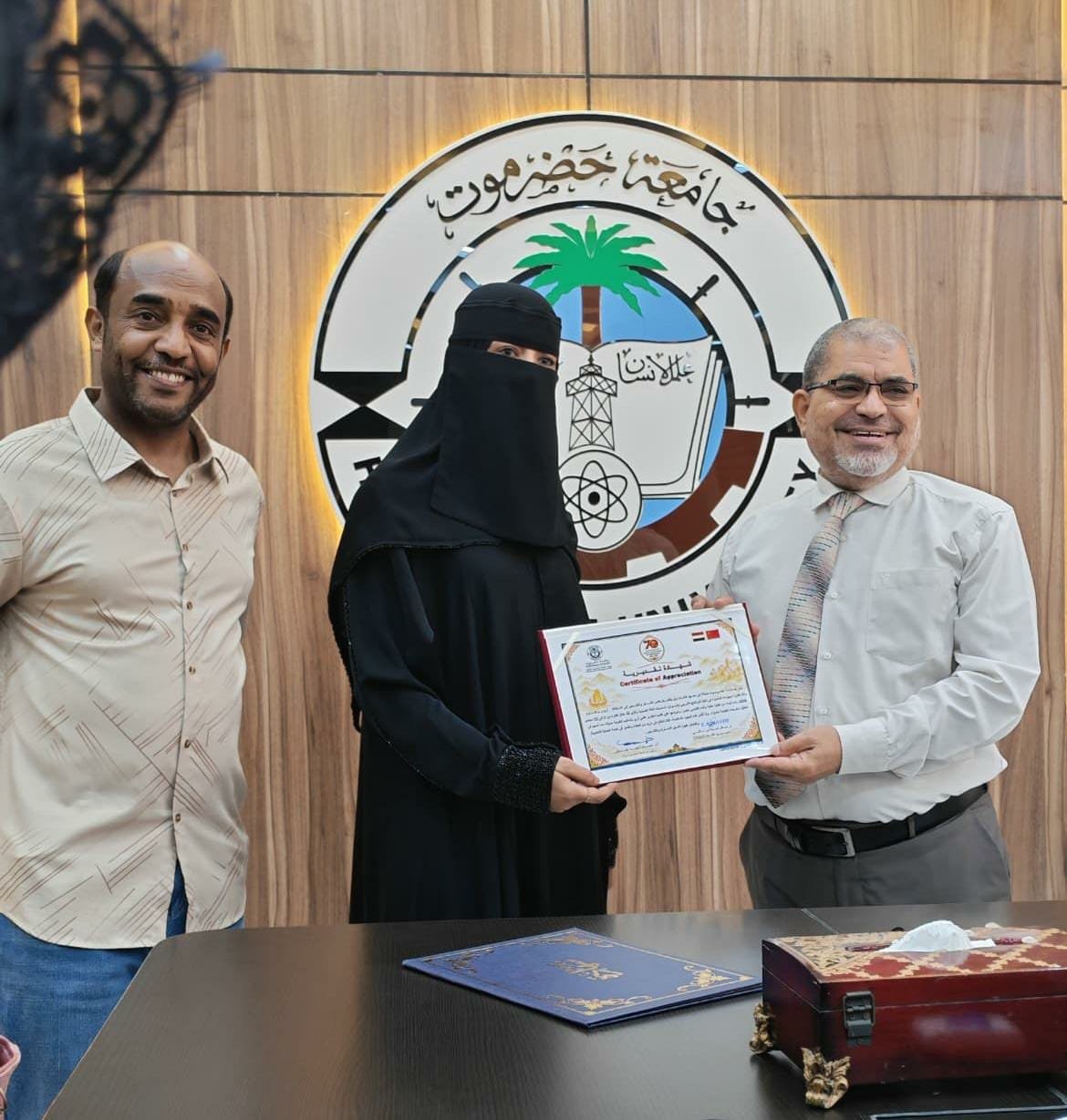 رئيس جامعة حضرموت يُكرّم الدفعة الأولى من متدربي دورة اللغة الصينية 3 Hadhramout University President Honors the First Cohort
